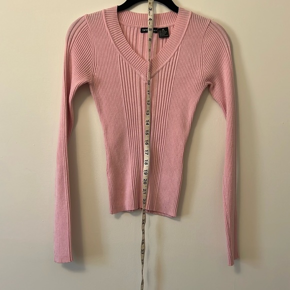 Pink Ribbed V-Neck Sweater - Picture 5 of 6